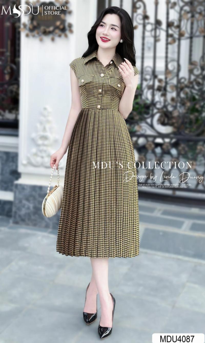 Một bó hoa hồng Pháp màu hồng pastel nhạt, cánh xếp tinh tế, trên nền vải lụa